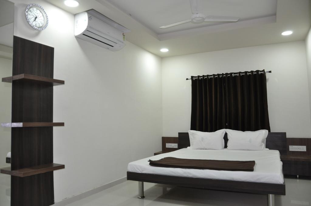 Shivdhara Hotel & Residence Райкот Екстериор снимка